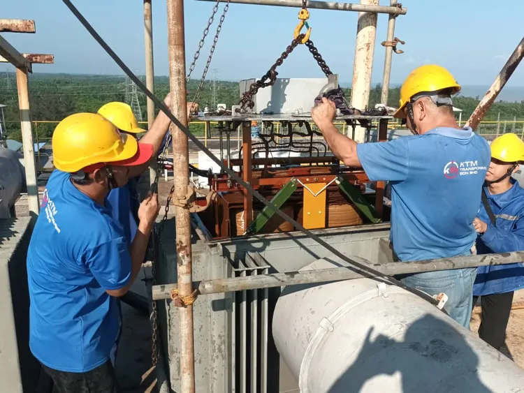 A KTM Transformers crew rigging an ESP transformer for lifting on a plant structure.