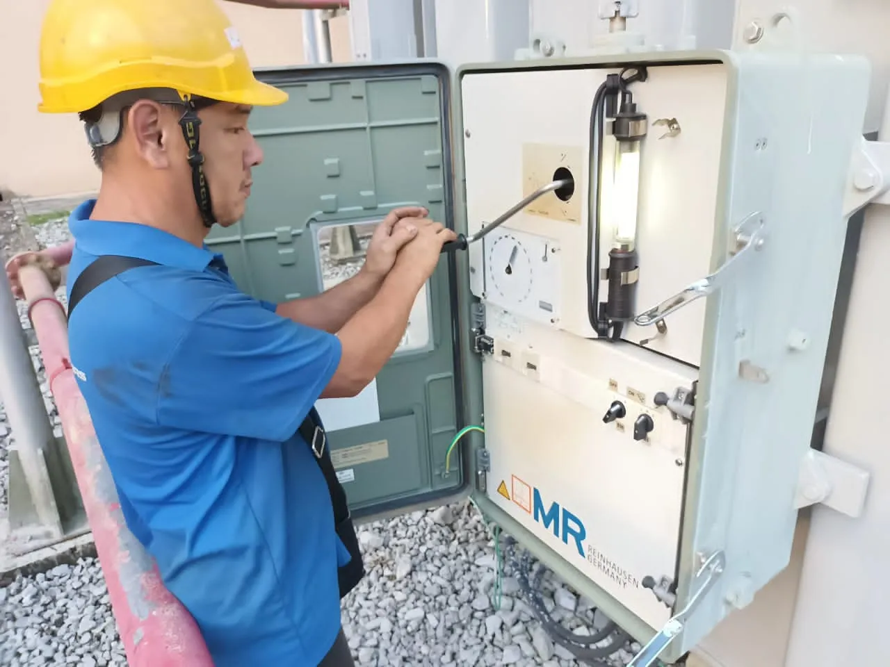 Inspection of an on-load tap changer.